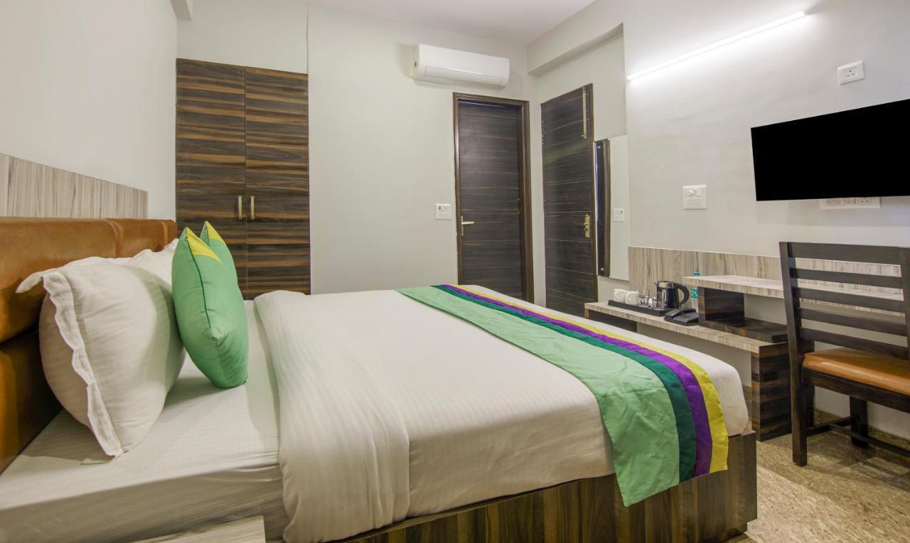 Treebo Swastika Premium Hotel Noida Bagian luar foto