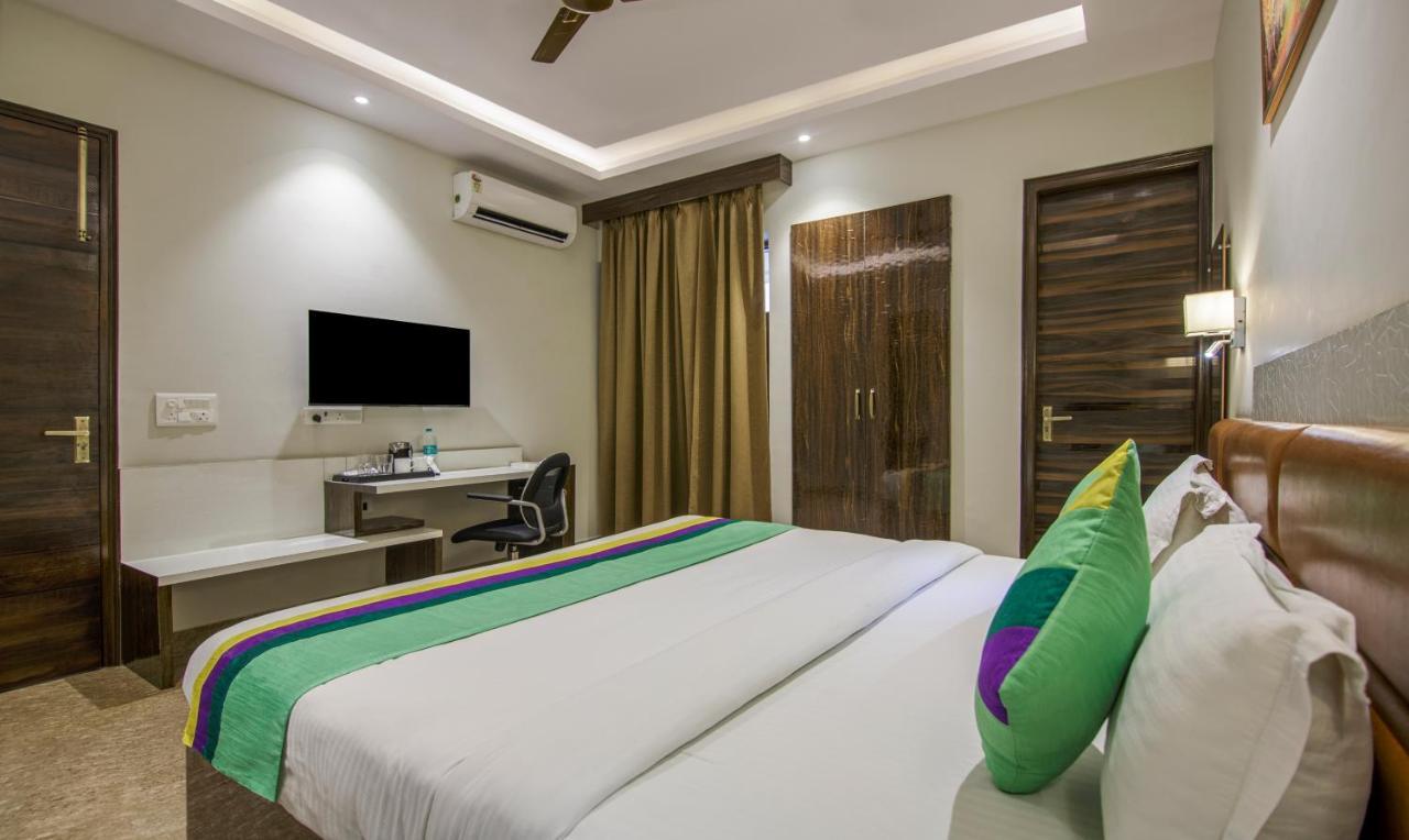 Treebo Swastika Premium Hotel Noida Bagian luar foto