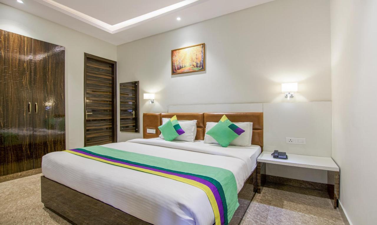 Treebo Swastika Premium Hotel Noida Bagian luar foto