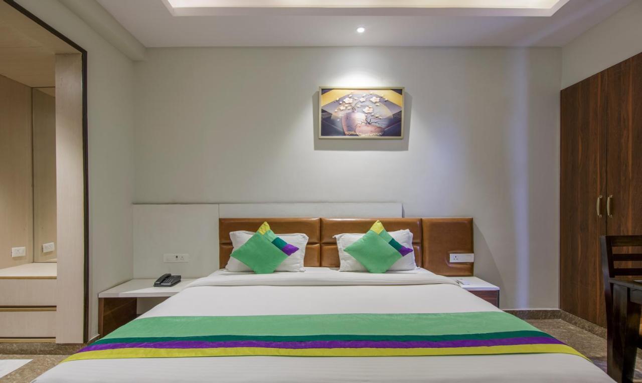 Treebo Swastika Premium Hotel Noida Bagian luar foto